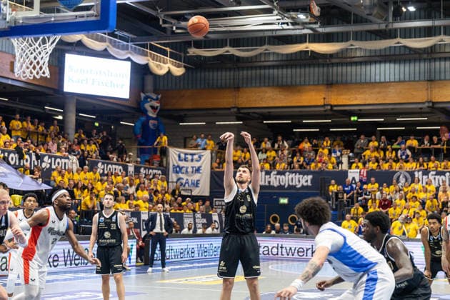 GER, ENBL VIMODROM Final 4, Halbfinale 2, SYNTAINICS MBC - Manchester Basketball. 22.04.2026, Stadthalle, Weißenfels, GER, ENBL VIMODROM Final 4, Halbfinale 2, SYNTAINICS MBC - Manchester Basketball. Kresimir Nikic (Syntainics MBC, 9) bei einem Freiwurf  Foto Alexander Trienitz Weißenfels Stadthalle Sachsen-Anhalt Deutschland