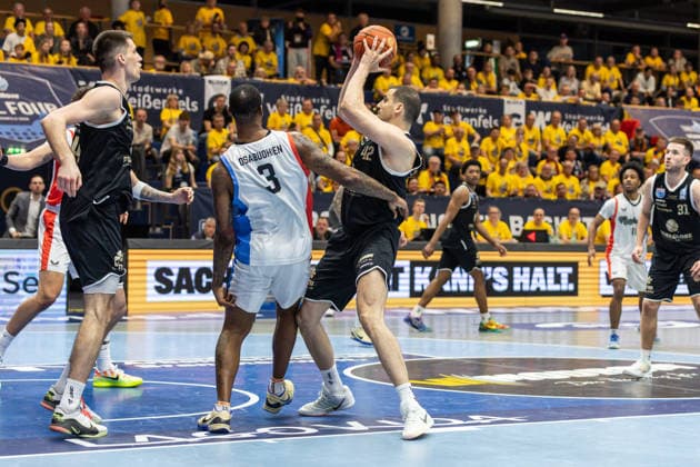 GER, ENBL VIMODROM Final 4, Halbfinale 2, SYNTAINICS MBC - Manchester Basketball. 22.04.2026, Stadthalle, Weißenfels, GER, ENBL VIMODROM Final 4, Halbfinale 2, SYNTAINICS MBC - Manchester Basketball. Nemanja Djurisic (Syntainics MBC, 42), Gabe Osabuohien (Manchester Basketball, 3) Â Foto Alexander Trienitz Weißenfels Stadthalle Sachsen-Anhalt Deutschland