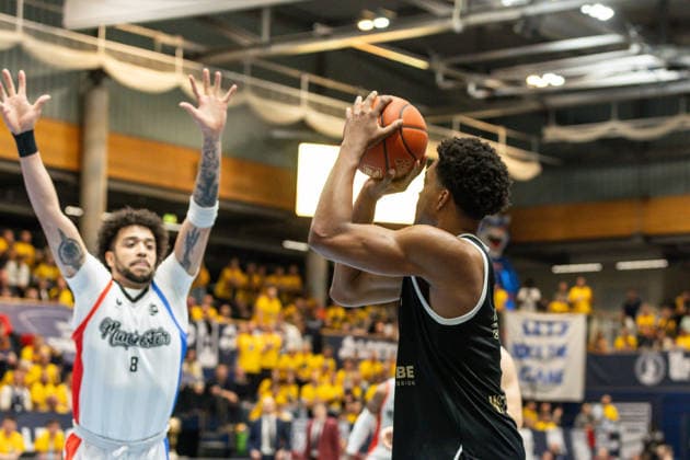 GER, ENBL VIMODROM Final 4, Halbfinale 2, SYNTAINICS MBC - Manchester Basketball. 22.04.2026, Stadthalle, Weißenfels, GER, ENBL VIMODROM Final 4, Halbfinale 2, SYNTAINICS MBC - Manchester Basketball. Marcus Foster (Syntainics MBC, 5), DJ Mitchell (Manchester Basketball, 8) Â Foto Alexander Trienitz Weißenfels Stadthalle Sachsen-Anhalt Deutschland