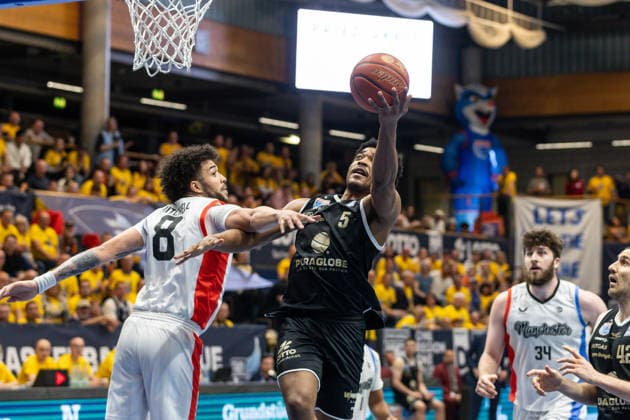 GER, ENBL VIMODROM Final 4, Halbfinale 2, SYNTAINICS MBC - Manchester Basketball. 22.04.2026, Stadthalle, Weißenfels, GER, ENBL VIMODROM Final 4, Halbfinale 2, SYNTAINICS MBC - Manchester Basketball. Marcus Foster (Syntainics MBC, 5), DJ Mitchell (Manchester Basketball, 8) Â Foto Alexander Trienitz Weißenfels Stadthalle Sachsen-Anhalt Deutschland
