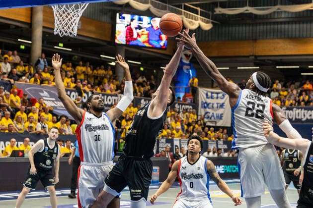 GER, ENBL VIMODROM Final 4, Halbfinale 2, SYNTAINICS MBC - Manchester Basketball. 22.04.2026, Stadthalle, Weißenfels, GER, ENBL VIMODROM Final 4, Halbfinale 2, SYNTAINICS MBC - Manchester Basketball. Jure Planinic (Syntainics MBC, 44), Tim Adetukasi (Manchester Basketball, 22) Â Foto Alexander Trienitz Weißenfels Stadthalle Sachsen-Anhalt Deutschland