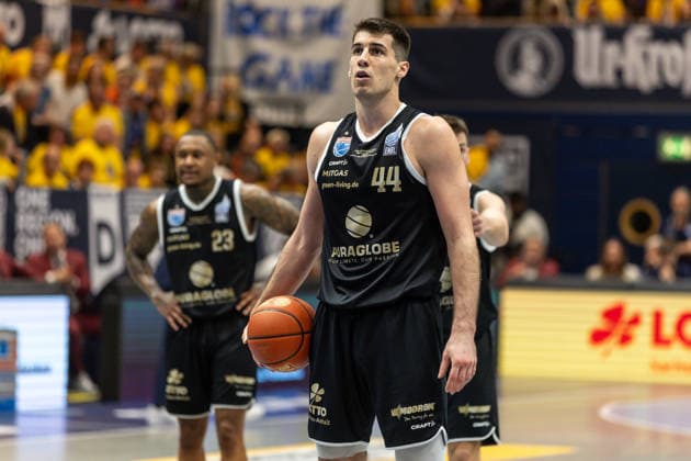 GER, ENBL VIMODROM Final 4, Halbfinale 2, SYNTAINICS MBC - Manchester Basketball. 22.04.2026, Stadthalle, Weißenfels, GER, ENBL VIMODROM Final 4, Halbfinale 2, SYNTAINICS MBC - Manchester Basketball. Jure Planinic (Syntainics MBC, 44) bei einem Freiwurf  Foto Alexander Trienitz Weißenfels Stadthalle Sachsen-Anhalt Deutschland