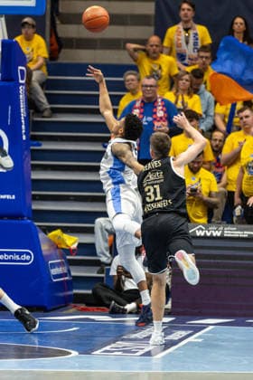 GER, ENBL VIMODROM Final 4, Halbfinale 2, SYNTAINICS MBC - Manchester Basketball. 22.04.2026, Stadthalle, Weißenfels, GER, ENBL VIMODROM Final 4, Halbfinale 2, SYNTAINICS MBC - Manchester Basketball. Pjay Smith Jr. (Manchester Basketball, 0), Spencer Reaves (Syntainics MBC, 31) Â Foto Alexander Trienitz Weißenfels Stadthalle Sachsen-Anhalt Deutschland