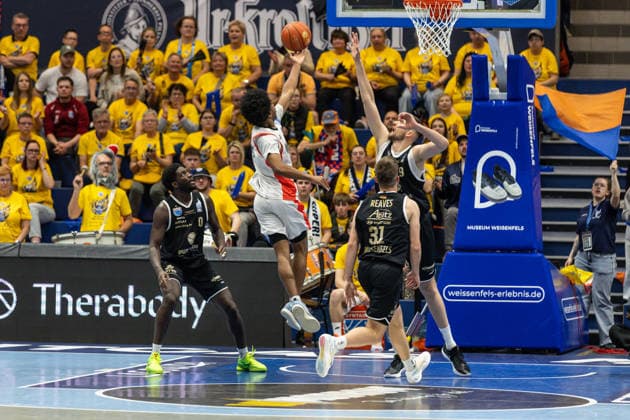 GER, ENBL VIMODROM Final 4, Halbfinale 2, SYNTAINICS MBC - Manchester Basketball. 22.04.2026, Stadthalle, Weißenfels, GER, ENBL VIMODROM Final 4, Halbfinale 2, SYNTAINICS MBC - Manchester Basketball. Jordon Johnson (Manchester Basketball, 11), Kresimir Nikic (Syntainics MBC, 9) Â Foto Alexander Trienitz Weißenfels Stadthalle Sachsen-Anhalt Deutschland