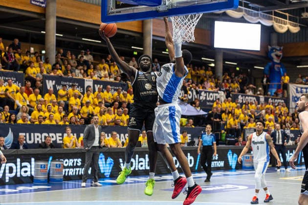 GER, ENBL VIMODROM Final 4, Halbfinale 2, SYNTAINICS MBC - Manchester Basketball. 22.04.2026, Stadthalle, Weißenfels, GER, ENBL VIMODROM Final 4, Halbfinale 2, SYNTAINICS MBC - Manchester Basketball. Khyri Thomas (Syntainics MBC, 0), Othniel Shelton (Manchester Basketball, 30) Â Foto Alexander Trienitz Weißenfels Stadthalle Sachsen-Anhalt Deutschland