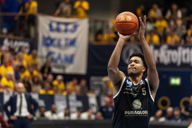 GER, ENBL VIMODROM Final 4, Halbfinale 2, SYNTAINICS MBC - Manchester Basketball. 22.04.2026, Stadthalle, Weißenfels, GER, ENBL VIMODROM Final 4, Halbfinale 2, SYNTAINICS MBC - Manchester Basketball. Marcus Foster (Syntainics MBC, 5) bei einem Freiwurf  Foto Alexander Trienitz Weißenfels Stadthalle Sachsen-Anhalt Deutschland