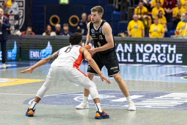 GER, ENBL VIMODROM Final 4, Halbfinale 2, SYNTAINICS MBC - Manchester Basketball. 22.04.2026, Stadthalle, Weißenfels, GER, ENBL VIMODROM Final 4, Halbfinale 2, SYNTAINICS MBC - Manchester Basketball. Spencer Reaves (Syntainics MBC, 31), Pjay Smith Jr. (Manchester Basketball, 0) Â Foto Alexander Trienitz Weißenfels Stadthalle Sachsen-Anhalt Deutschland