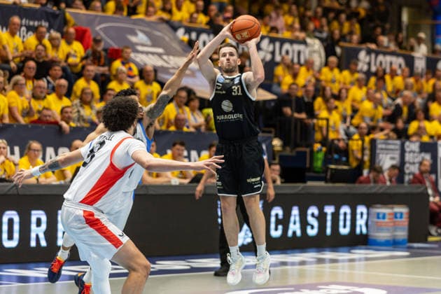 GER, ENBL VIMODROM Final 4, Halbfinale 2, SYNTAINICS MBC - Manchester Basketball. 22.04.2026, Stadthalle, Weißenfels, GER, ENBL VIMODROM Final 4, Halbfinale 2, SYNTAINICS MBC - Manchester Basketball. Spencer Reaves (Syntainics MBC, 31), DJ Mitchell (Manchester Basketball, 8) Â Foto Alexander Trienitz Weißenfels Stadthalle Sachsen-Anhalt Deutschland