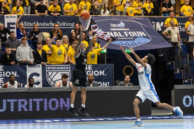 GER, ENBL VIMODROM Final 4, Halbfinale 2, SYNTAINICS MBC - Manchester Basketball. 22.04.2026, Stadthalle, Weißenfels, GER, ENBL VIMODROM Final 4, Halbfinale 2, SYNTAINICS MBC - Manchester Basketball. Charles Callison (Syntainics MBC, 23), Jordon Johnson (Manchester Basketball, 11) Â Foto Alexander Trienitz Weißenfels Stadthalle Sachsen-Anhalt Deutschland