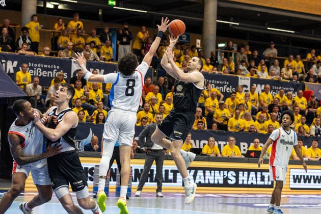 GER, ENBL VIMODROM Final 4, Halbfinale 2, SYNTAINICS MBC - Manchester Basketball. 22.04.2026, Stadthalle, Weißenfels, GER, ENBL VIMODROM Final 4, Halbfinale 2, SYNTAINICS MBC - Manchester Basketball. Nemanja Djurisic (Syntainics MBC, 42), DJ Mitchell (Manchester Basketball, 8) Â Foto Alexander Trienitz Weißenfels Stadthalle Sachsen-Anhalt Deutschland