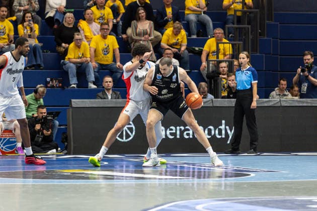 GER, ENBL VIMODROM Final 4, Halbfinale 2, SYNTAINICS MBC - Manchester Basketball. 22.04.2026, Stadthalle, Weißenfels, GER, ENBL VIMODROM Final 4, Halbfinale 2, SYNTAINICS MBC - Manchester Basketball. Nemanja Djurisic (Syntainics MBC, 42), DJ Mitchell (Manchester Basketball, 8) Â Foto Alexander Trienitz Weißenfels Stadthalle Sachsen-Anhalt Deutschland
