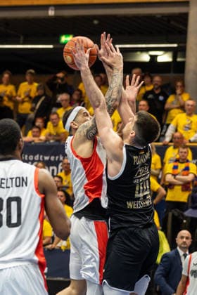 GER, ENBL VIMODROM Final 4, Halbfinale 2, SYNTAINICS MBC - Manchester Basketball. 22.04.2026, Stadthalle, Weißenfels, GER, ENBL VIMODROM Final 4, Halbfinale 2, SYNTAINICS MBC - Manchester Basketball. Max Jones (Manchester Basketball, 2), Jure Planinic (Syntainics MBC, 44) Â Foto Alexander Trienitz Weißenfels Stadthalle Sachsen-Anhalt Deutschland