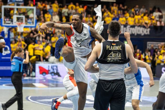 GER, ENBL VIMODROM Final 4, Halbfinale 2, SYNTAINICS MBC - Manchester Basketball. 22.04.2026, Stadthalle, Weißenfels, GER, ENBL VIMODROM Final 4, Halbfinale 2, SYNTAINICS MBC - Manchester Basketball. Gabe Osabuohien (Manchester Basketball, 3) freut sich über den Sieg  Foto Alexander Trienitz Weißenfels Stadthalle Sachsen-Anhalt Deutschland