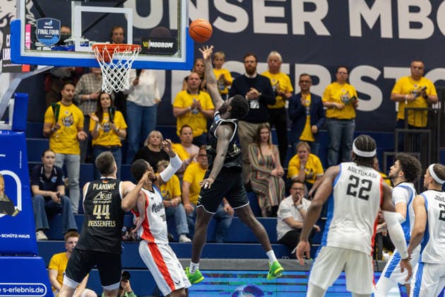 GER, ENBL VIMODROM Final 4, Halbfinale 2, SYNTAINICS MBC - Manchester Basketball. 22.04.2026, Stadthalle, Weißenfels, GER, ENBL VIMODROM Final 4, Halbfinale 2, SYNTAINICS MBC - Manchester Basketball. Khyri Thomas (Syntainics MBC, 0) Â Foto Alexander Trienitz Weißenfels Stadthalle Sachsen-Anhalt Deutschland