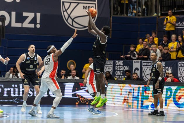 GER, ENBL VIMODROM Final 4, Halbfinale 2, SYNTAINICS MBC - Manchester Basketball. 22.04.2026, Stadthalle, Weißenfels, GER, ENBL VIMODROM Final 4, Halbfinale 2, SYNTAINICS MBC - Manchester Basketball. Khyri Thomas (Syntainics MBC, 0), Tim Adetukasi (Manchester Basketball, 22) Â Foto Alexander Trienitz Weißenfels Stadthalle Sachsen-Anhalt Deutschland