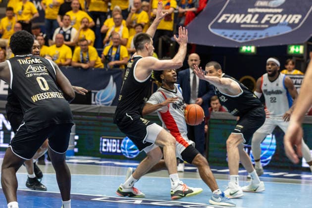GER, ENBL VIMODROM Final 4, Halbfinale 2, SYNTAINICS MBC - Manchester Basketball. 22.04.2026, Stadthalle, Weißenfels, GER, ENBL VIMODROM Final 4, Halbfinale 2, SYNTAINICS MBC - Manchester Basketball. Jordon Johnson (Manchester Basketball, 11), Jure Planinic (Syntainics MBC, 44) Â Foto Alexander Trienitz Weißenfels Stadthalle Sachsen-Anhalt Deutschland