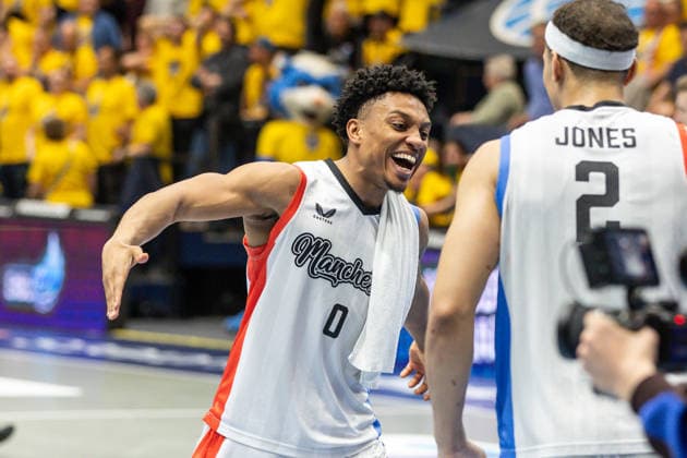 GER, ENBL VIMODROM Final 4, Halbfinale 2, SYNTAINICS MBC - Manchester Basketball. 22.04.2026, Stadthalle, Weißenfels, GER, ENBL VIMODROM Final 4, Halbfinale 2, SYNTAINICS MBC - Manchester Basketball. Pjay Smith Jr. (Manchester Basketball, 0) und Max Jones (Manchester Basketball, 2) freuen sich über den Sieg  Foto Alexander Trienitz Weißenfels Stadthalle Sachsen-Anhalt Deutschland