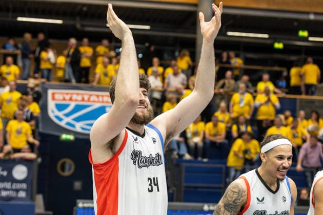GER, ENBL VIMODROM Final 4, Halbfinale 2, SYNTAINICS MBC - Manchester Basketball. 22.04.2026, Stadthalle, Weißenfels, GER, ENBL VIMODROM Final 4, Halbfinale 2, SYNTAINICS MBC - Manchester Basketball. Matthew Nicholson (Manchester Basketball, 34) bedankt sich bei den Fans  Foto Alexander Trienitz Weißenfels Stadthalle Sachsen-Anhalt Deutschland