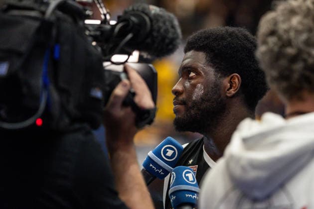 GER, ENBL VIMODROM Final 4, Halbfinale 2, SYNTAINICS MBC - Manchester Basketball. 22.04.2026, Stadthalle, Weißenfels, GER, ENBL VIMODROM Final 4, Halbfinale 2, SYNTAINICS MBC - Manchester Basketball. Khyri Thomas (Syntainics MBC, 0) beim Interview  Foto Alexander Trienitz Weißenfels Stadthalle Sachsen-Anhalt Deutschland