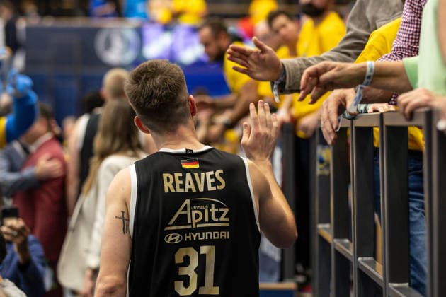 GER, ENBL VIMODROM Final 4, Halbfinale 2, SYNTAINICS MBC - Manchester Basketball. 22.04.2026, Stadthalle, Weißenfels, GER, ENBL VIMODROM Final 4, Halbfinale 2, SYNTAINICS MBC - Manchester Basketball. Spencer Reaves (Syntainics MBC, 31) bedankt sich bei den Fans  Foto Alexander Trienitz Weißenfels Stadthalle Sachsen-Anhalt Deutschland