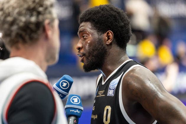 GER, ENBL VIMODROM Final 4, Halbfinale 2, SYNTAINICS MBC - Manchester Basketball. 22.04.2026, Stadthalle, Weißenfels, GER, ENBL VIMODROM Final 4, Halbfinale 2, SYNTAINICS MBC - Manchester Basketball. Khyri Thomas (Syntainics MBC, 0) beim Interview  Foto Alexander Trienitz Weißenfels Stadthalle Sachsen-Anhalt Deutschland