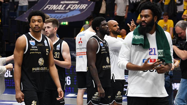 Basketball, ENBL VIMODROM Final Four 2026, Halbfinale, SYNTAINICS MBC (Mitteldeutscher Basketball Club Weissenfels) vs. Manchester Basketball (22.04.2026) 86:89 (49:42) Frust und Ärger bei Spielern des MBC nach der Niederlage im Spiel MBC Weißenfels gegen Manchester Basketball (22.04.2026). Zu sehen u.a. Marcus Foster (Forward Syntainics MBC, Rückennummer 5), Spencer Reaves (Guard Syntainics MBC, Rückennummer 31), Khyri Thomas (Guard Syntainics MBC, Rückennummer 0), Akeem Vargas (Forward Syntainics MBC, Rückennummer 11), R.J. Gunn (Forward Syntainics MBC, Rückennummer 21) (v.l.n.r.). Weißenfels Sachsen-Anhalt Deutschland Stadthalle Weißenfels
