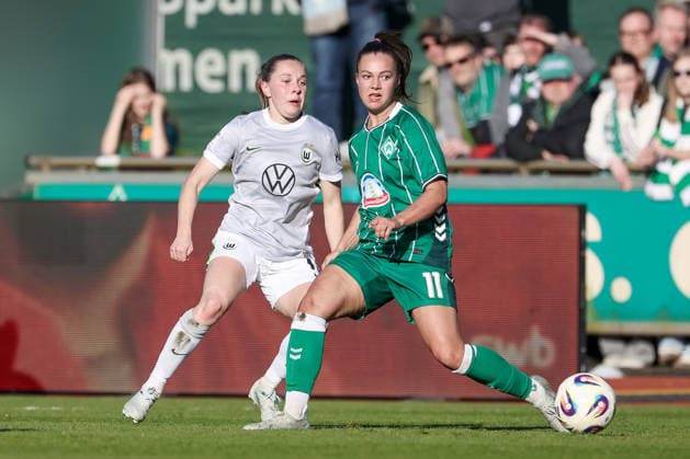 v.li.: Janou Levels (VfL Wolfsburg, 15) und Maja Sternad (SV Werder Bremen, 11) im Zweikampf, Duell, Dynamik, Aktion, Action, Spielszene, DIE DFB-RICHTLINIEN UNTERSAGEN JEGLICHE NUTZUNG VON FOTOS ALS SEQUENZBILDER UND ODER VIDEOÄHNLICHE FOTOSTRECKEN. DFB REGULATIONS PROHIBIT ANY USE OF PHOTOGRAPHS AS IMAGE SEQUENCES AND OR QUASI-VIDEO., 22.04.2026, Bremen (Deutschland), Fussball, Google Pixel Frauen-Bundesliga, SV Werder Bremen - VfL Wolfsburg