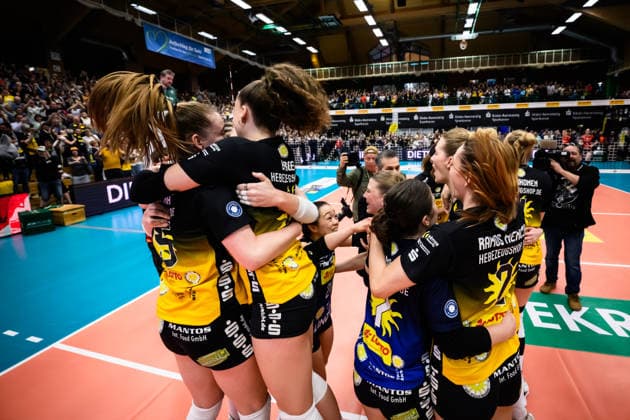 22.04.2026, Sporthalle Wolfsgrube, Suhl Volleyball, Bundesliga Frauen Play-offs, Finale, VfB Suhl LOTTO Thüringen Thueringen vs. Dresdner SC Jubel nach Matchball Sieg Suhl Hannah Hartmann ( 5 Suhl), Laura Berger ( 11 Suhl), Xiang-Chen Lai ( 20 Suhl), Svea Naujack ( 1 Suhl), Emma Sambale ( 7 Suhl), Irene del Carmen Ramos Mencia ( 2 Suhl)