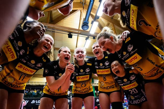 22.04.2026, Sporthalle Wolfsgrube, Suhl Volleyball, Bundesliga Frauen Play-offs, Finale, VfB Suhl LOTTO Thüringen Thueringen vs. Dresdner SC Jubel nach Matchball Sieg Suhl Sanaa Dotson ( 9 Suhl), Laura Berger ( 11 Suhl), Svea Naujack ( 1 Suhl), Monika Brancuska ( 25 Suhl), Mackenzie Foley ( 8 Suhl), Xiang-Chen Lai ( 20 Suhl), Hannah Hartmann ( 5 Suhl)