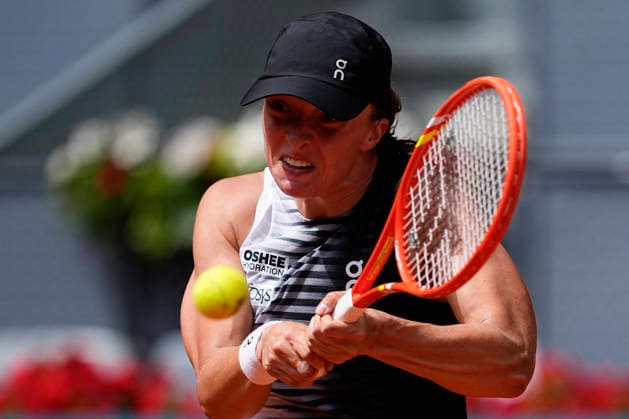 April 23, 2026, Madrid, Madrid, Spain: Iga Swiatek of Poland plays against Daria Snigur of Ukraine during the Mutua Madrid Open 2026, ATP, Tennis Herren Masters 1000 and WTA, Tennis Damen 1000, at La Caja Magica on April 23, 2026 in Madrid, Spain. Madrid Spain - ZUMAa181 20260423_zaa_a181_222 Copyright: xOscarxJ.xBarrosox