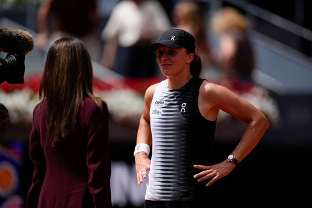April 23, 2026, Madrid, Madrid, Spain: Iga Swiatek of Poland attends after winning against Daria Snigur of Ukraine during the Mutua Madrid Open 2026, ATP, Tennis Herren Masters 1000 and WTA, Tennis Damen 1000, at La Caja Magica on April 23, 2026 in Madrid, Spain. Madrid Spain - ZUMAa181 20260423_zaa_a181_245 Copyright: xOscarxJ.xBarrosox