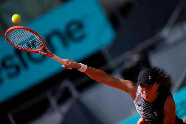 April 23, 2026, Madrid, Madrid, Spain: Iga Swiatek of Poland plays against Daria Snigur of Ukraine during the Mutua Madrid Open 2026, ATP, Tennis Herren Masters 1000 and WTA, Tennis Damen 1000, at La Caja Magica on April 23, 2026 in Madrid, Spain. Madrid Spain - ZUMAa181 20260423_zaa_a181_268 Copyright: xOscarxJ.xBarrosox