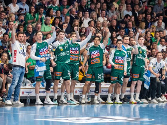 Jubel auf der bank von Frisch Auf Goeppingen, Frisch Auf Goeppingen vs. Rhein-Neckar Loewen, Handball, 1. Bundesliga, Herren, Spielzeit 2025 2026, 23.04.2026, Frisch Auf Goeppingen vs. Rhein-Neckar Loewen, Handball, 1. Bundesliga, Herren, Spielzeit 2025 2026, 23.04.2026 Goeppingen Copyright: xEibner-Pressefoto MichaelxSchmidx EP_MST