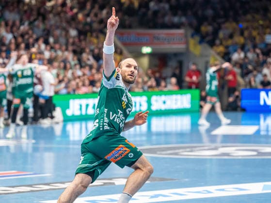 Marcel Schiller (Frisch Auf Goeppingen, 24) jubelt nach seinem Tor den Fans zu, Frisch Auf Goeppingen vs. Rhein-Neckar Loewen, Handball, 1. Bundesliga, Herren, Spielzeit 2025 2026, 23.04.2026, Frisch Auf Goeppingen vs. Rhein-Neckar Loewen, Handball, 1. Bundesliga, Herren, Spielzeit 2025 2026, 23.04.2026 Goeppingen Copyright: xEibner-Pressefoto MichaelxSchmidx EP_MST
