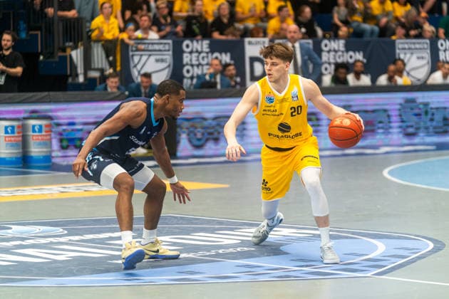 Perttu Blomgren (Syntainics MBC, 20) im Zweikampf gegen Michael Anthony Caffey (CSO Voluntari, 05) GER, Syntainics MBC vs. CSO Voluntari, Basketball, European North Basketball League, Spiel um Platz 3, Saison 2025 2026, 23.04.2026 GER, Syntainics MBC vs. CSO Voluntari, Basketball, European North Basketball League, Spiel um Platz 3, Saison 2025 2026, 23.04.2026 Weissenfels Copyright: xEibner-Pressefoto PiaxSchindlerx EP_PSR