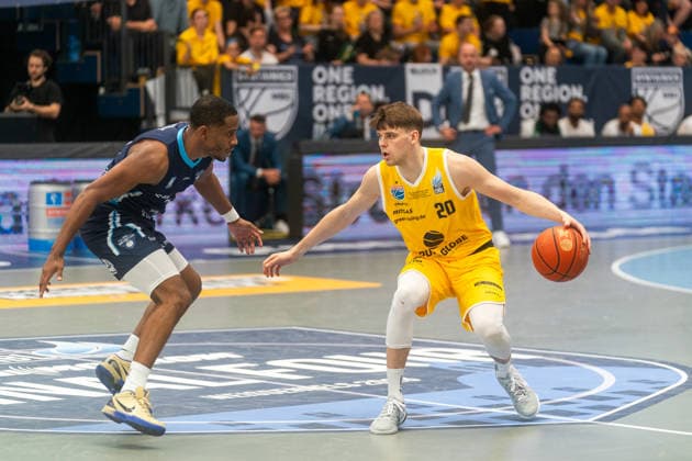 Perttu Blomgren (Syntainics MBC, 20) im Zweikampf gegen Michael Anthony Caffey (CSO Voluntari, 05) GER, Syntainics MBC vs. CSO Voluntari, Basketball, European North Basketball League, Spiel um Platz 3, Saison 2025 2026, 23.04.2026 GER, Syntainics MBC vs. CSO Voluntari, Basketball, European North Basketball League, Spiel um Platz 3, Saison 2025 2026, 23.04.2026 Weissenfels Copyright: xEibner-Pressefoto PiaxSchindlerx EP_PSR