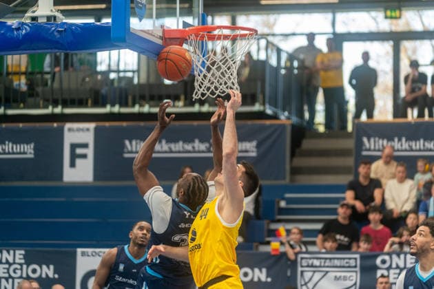 Jure Planinic (Syntainics MBC, 44) verteidigt den Weissenfelser Korb gegen Solomon Devin Young (CSO Voluntari, 33) GER, Syntainics MBC vs. CSO Voluntari, Basketball, European North Basketball League, Spiel um Platz 3, Saison 2025 2026, 23.04.2026 GER, Syntainics MBC vs. CSO Voluntari, Basketball, European North Basketball League, Spiel um Platz 3, Saison 2025 2026, 23.04.2026 Weissenfels Copyright: xEibner-Pressefoto PiaxSchindlerx EP_PSR