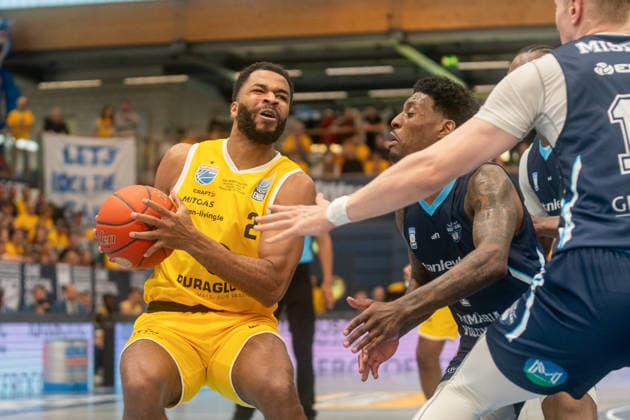 Andrew Harrison (Syntainics MBC, 02) wird von Sacar Kofi Assante Anim (CSO Voluntari, 01) gefoult GER, Syntainics MBC vs. CSO Voluntari, Basketball, European North Basketball League, Spiel um Platz 3, Saison 2025 2026, 23.04.2026 GER, Syntainics MBC vs. CSO Voluntari, Basketball, European North Basketball League, Spiel um Platz 3, Saison 2025 2026, 23.04.2026 Weissenfels Copyright: xEibner-Pressefoto PiaxSchindlerx EP_PSR