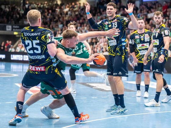 Ludvig Jurmala Astroem (Frisch Auf Goeppingen, 25) im Zweikampf mit Haukur Thrastarson (Rhein-Neckar Loewen, 25), Frisch Auf Goeppingen vs. Rhein-Neckar Loewen, Handball, 1. Bundesliga, Herren, Spielzeit 2025 2026, 23.04.2026, Frisch Auf Goeppingen vs. Rhein-Neckar Loewen, Handball, 1. Bundesliga, Herren, Spielzeit 2025 2026, 23.04.2026 Goeppingen Copyright: xEibner-Pressefoto MichaelxSchmidx EP_MST