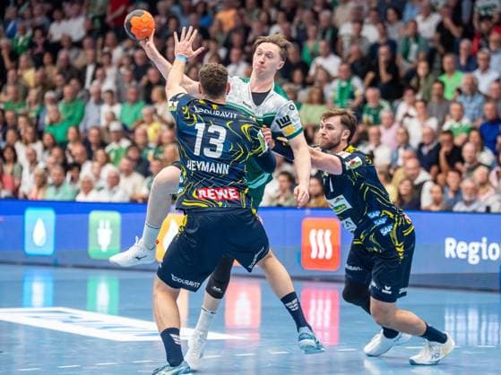 Ole Pregler (Frisch Auf Goeppingen, 23) im Duell mit Steven Plucnar Jacobsen (Rhein-Neckar Loewen, 09) und Sebastian Heymann (Rhein-Neckar Loewen, 13), Frisch Auf Goeppingen vs. Rhein-Neckar Loewen, Handball, 1. Bundesliga, Herren, Spielzeit 2025 2026, 23.04.2026, Frisch Auf Goeppingen vs. Rhein-Neckar Loewen, Handball, 1. Bundesliga, Herren, Spielzeit 2025 2026, 23.04.2026 Goeppingen Copyright: xEibner-Pressefoto MichaelxSchmidx EP_MST