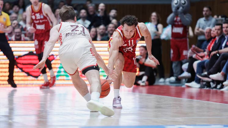 Im Bild: v.li. Justus Hollatz (FC Bayern Muenchen Basketball, 21) gegen Brae Ivey (Wuerzburg Baskets, 11) auf Ballsuche 23.04.2026, Basketball, Fitness First Wuerzburg Baskets vs. FC Bayern Muenchen Basketball, easyCredit BBL, 26. Spieltag, Deutschland, 97072, tectake-Arena Wuerzburg, Copyright: HMBxMedia xJulienxBecker