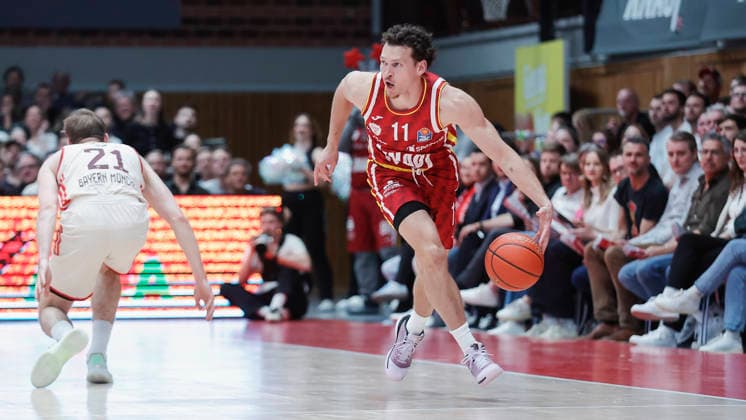 Im Bild: v.li. Justus Hollatz (FC Bayern Muenchen Basketball, 21) wurde von Brae Ivey (Wuerzburg Baskets, 11) gestealt. 23.04.2026, Basketball, Fitness First Wuerzburg Baskets vs. FC Bayern Muenchen Basketball, easyCredit BBL, 26. Spieltag, Deutschland, 97072, tectake-Arena Wuerzburg, Copyright: HMBxMedia xJulienxBecker