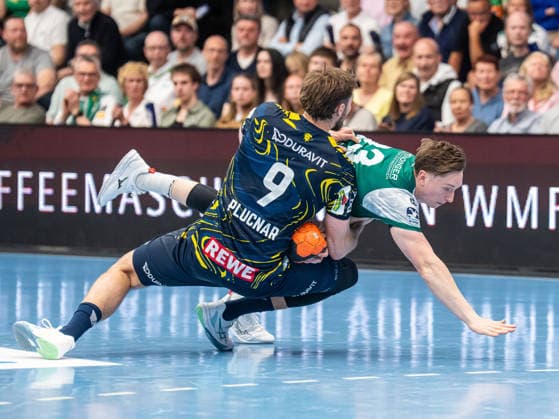 Ole Pregler (Frisch Auf Goeppingen, 23) im Duell mit Steven Plucnar Jacobsen (Rhein-Neckar Loewen, 09), Frisch Auf Goeppingen vs. Rhein-Neckar Loewen, Handball, 1. Bundesliga, Herren, Spielzeit 2025 2026, 23.04.2026, Frisch Auf Goeppingen vs. Rhein-Neckar Loewen, Handball, 1. Bundesliga, Herren, Spielzeit 2025 2026, 23.04.2026 Goeppingen Copyright: xEibner-Pressefoto MichaelxSchmidx EP_MST
