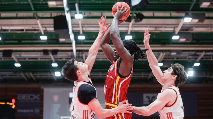 Im Bild: Vladimir Lucic (FC Bayern Muenchen Basketball, 11), links im Bild und Justinian Jessup (FC Bayern Muenchen Basketball, 10), rechts gegen Charles Thompson (Wuerzburg Baskets, 32) 23.04.2026, Basketball, Fitness First Wuerzburg Baskets vs. FC Bayern Muenchen Basketball, easyCredit BBL, 26. Spieltag, Deutschland, 97072, tectake-Arena Wuerzburg, Copyright: HMBxMedia xJulienxBecker