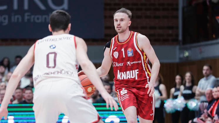 Im Bild: v.li. Nenad Dimitrijevic (FC Bayern Muenchen Basketball, 0) gegen Lukas Herzog (Wuerzburg Baskets, 1) am Ball 23.04.2026, Basketball, Fitness First Wuerzburg Baskets vs. FC Bayern Muenchen Basketball, easyCredit BBL, 26. Spieltag, Deutschland, 97072, tectake-Arena Wuerzburg, Copyright: HMBxMedia xJulienxBecker