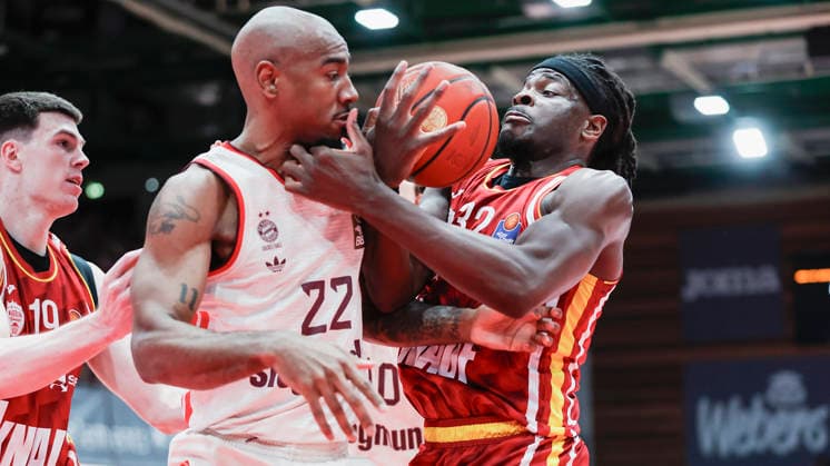 Im Bild: v.li. Mike Isiaha (FC Bayern Muenchen Basketball, 22) gegen Charles Thompson (Wuerzburg Baskets, 32) 23.04.2026, Basketball, Fitness First Wuerzburg Baskets vs. FC Bayern Muenchen Basketball, easyCredit BBL, 26. Spieltag, Deutschland, 97072, tectake-Arena Wuerzburg, Copyright: HMBxMedia xJulienxBecker
