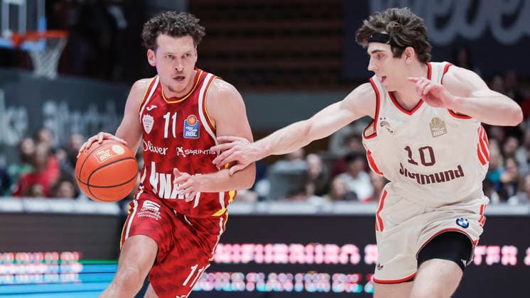 Im Bild: v.li. Brae Ivey (Wuerzburg Baskets, 11) am Ball gegen Justinian Jessup (FC Bayern Muenchen Basketball, 10) 23.04.2026, Basketball, Fitness First Wuerzburg Baskets vs. FC Bayern Muenchen Basketball, easyCredit BBL, 26. Spieltag, Deutschland, 97072, tectake-Arena Wuerzburg, Copyright: HMBxMedia xJulienxBecker