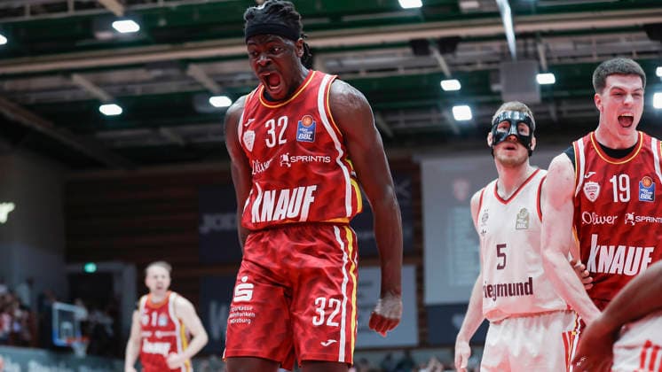 Im Bild: Jubel nach einem Dunking bei v.li. Charles Thompson (Wuerzburg Baskets, 32) und Christian Skladanowski (Wuerzburg Baskets, 19) 23.04.2026, Basketball, Fitness First Wuerzburg Baskets vs. FC Bayern Muenchen Basketball, easyCredit BBL, 26. Spieltag, Deutschland, 97072, tectake-Arena Wuerzburg, Copyright: HMBxMedia xJulienxBecker