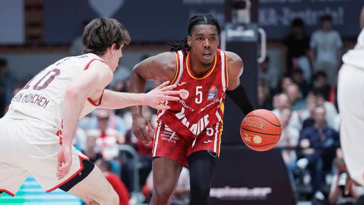 Im Bild: v.li. Justinian Jessup (FC Bayern Muenchen Basketball, 10) gegen Marcus Carr(Wuerzburg Baskets, 5) am Ball 23.04.2026, Basketball, Fitness First Wuerzburg Baskets vs. FC Bayern Muenchen Basketball, easyCredit BBL, 26. Spieltag, Deutschland, 97072, tectake-Arena Wuerzburg, Copyright: HMBxMedia xJulienxBecker