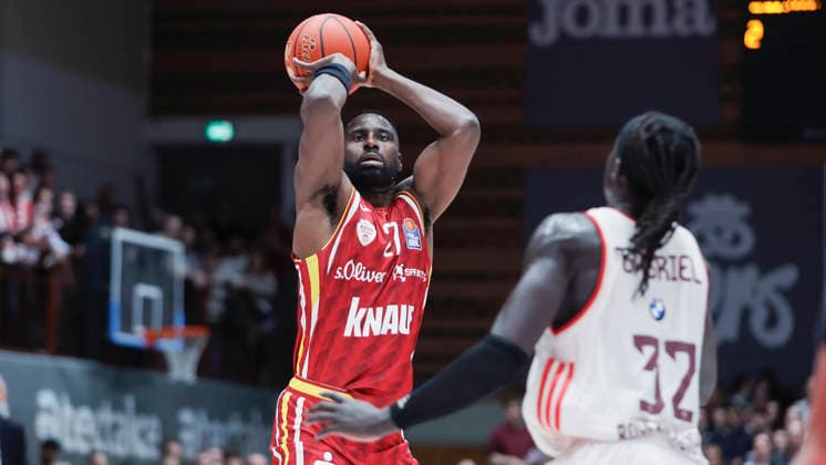Im Bild: v.li. Eddy Edigin (Wuerzburg Baskets, 27) am Ball gegen Wenyen Gabriel (FC Bayern Muenchen Basketball, 32) 23.04.2026, Basketball, Fitness First Wuerzburg Baskets vs. FC Bayern Muenchen Basketball, easyCredit BBL, 26. Spieltag, Deutschland, 97072, tectake-Arena Wuerzburg, Copyright: HMBxMedia xJulienxBecker